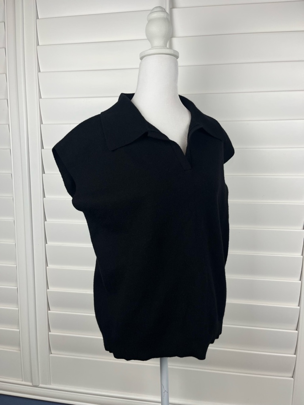 Entro Black knit sleeveless polo top Size Small Preppy minimalist clean girl